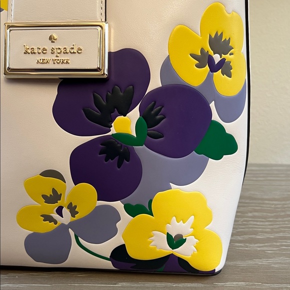 Kate Spade New York Reegan Pansy Toss Bucket Bag. - Picture 4 of 12